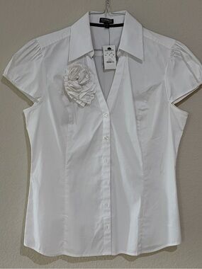 Express Essential Stretch White Button Front Blouse Floral Accent Women’s L NWT